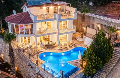 Kalkan Merkez'de Kalabalık Ailelere Uygun Tatil Villası