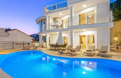 Kalkan Merkez'de Kalabalık Ailelere Uygun Tatil Villası