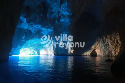Büyüleyici Tonları ile Mavi Mağara Nerede ve Nasıl Gidilir?