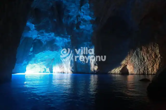Büyüleyici Tonları ile Mavi Mağara Nerede ve Nasıl Gidilir?