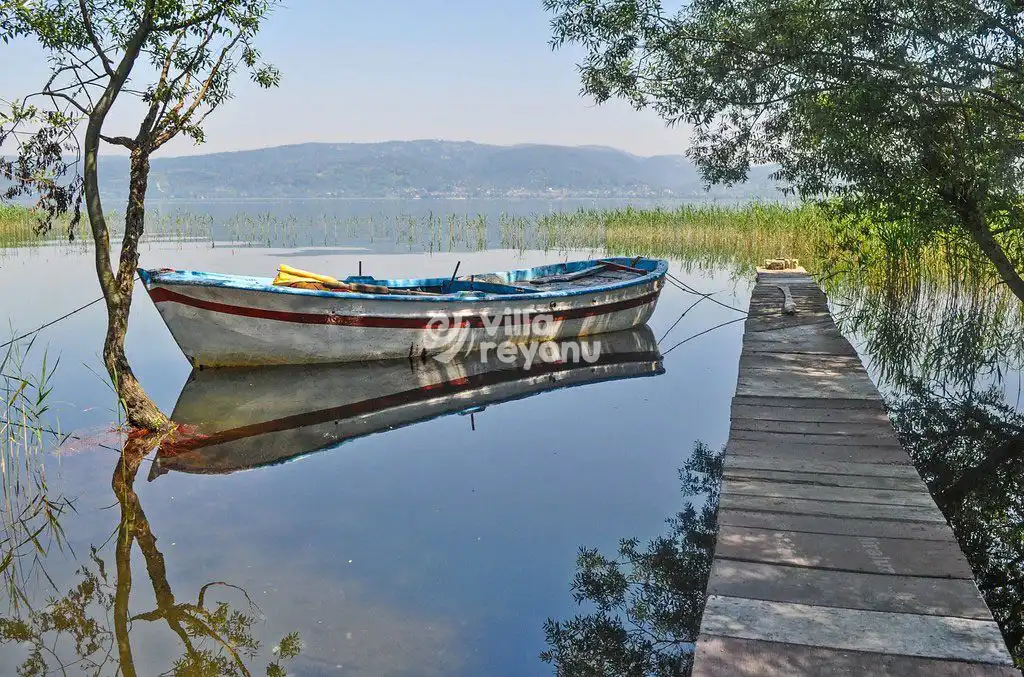 sapanca gölündegüzel bir tekne