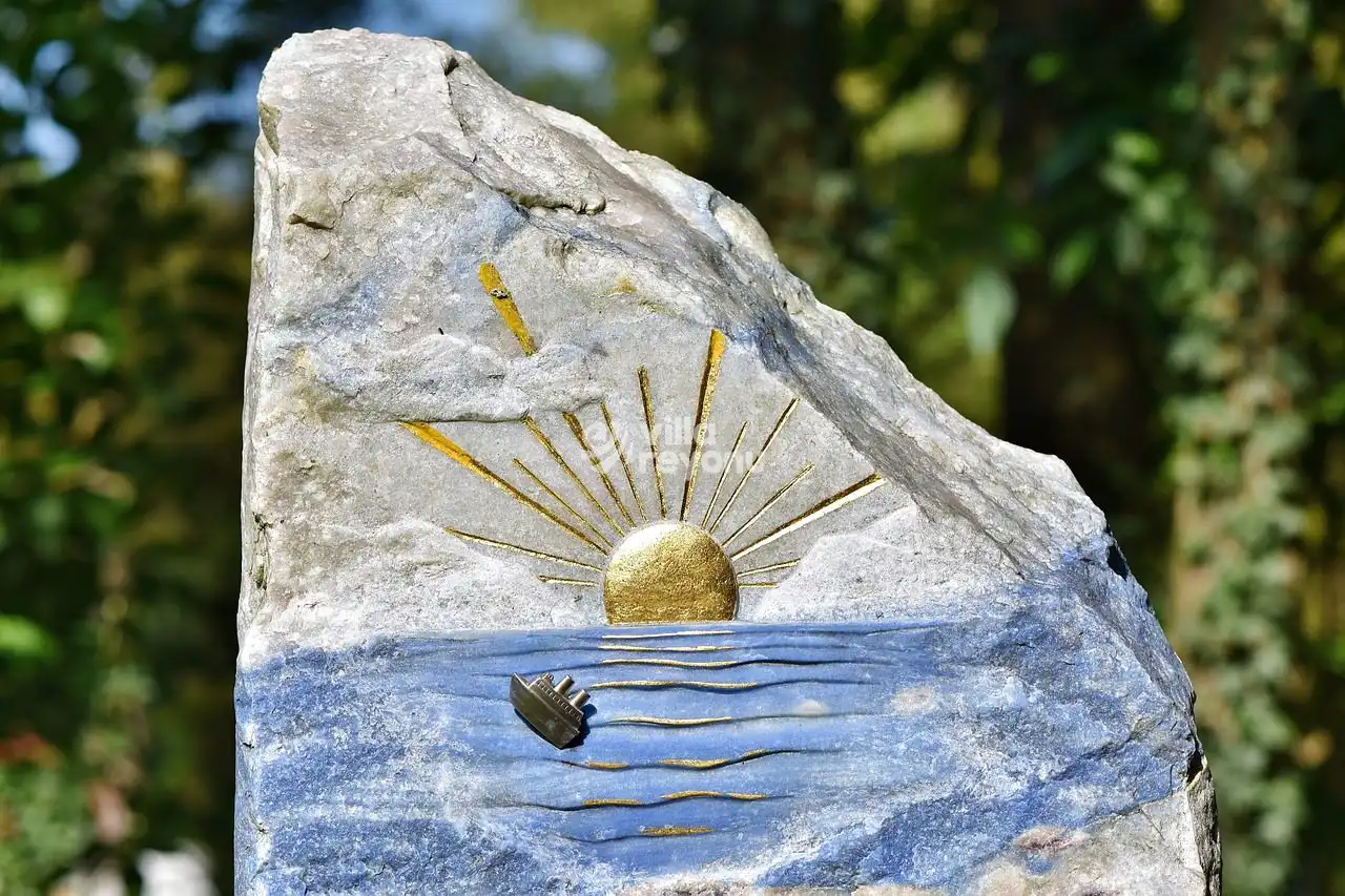 Güneş ve Deniz Desenle Antik Kaya Parçası