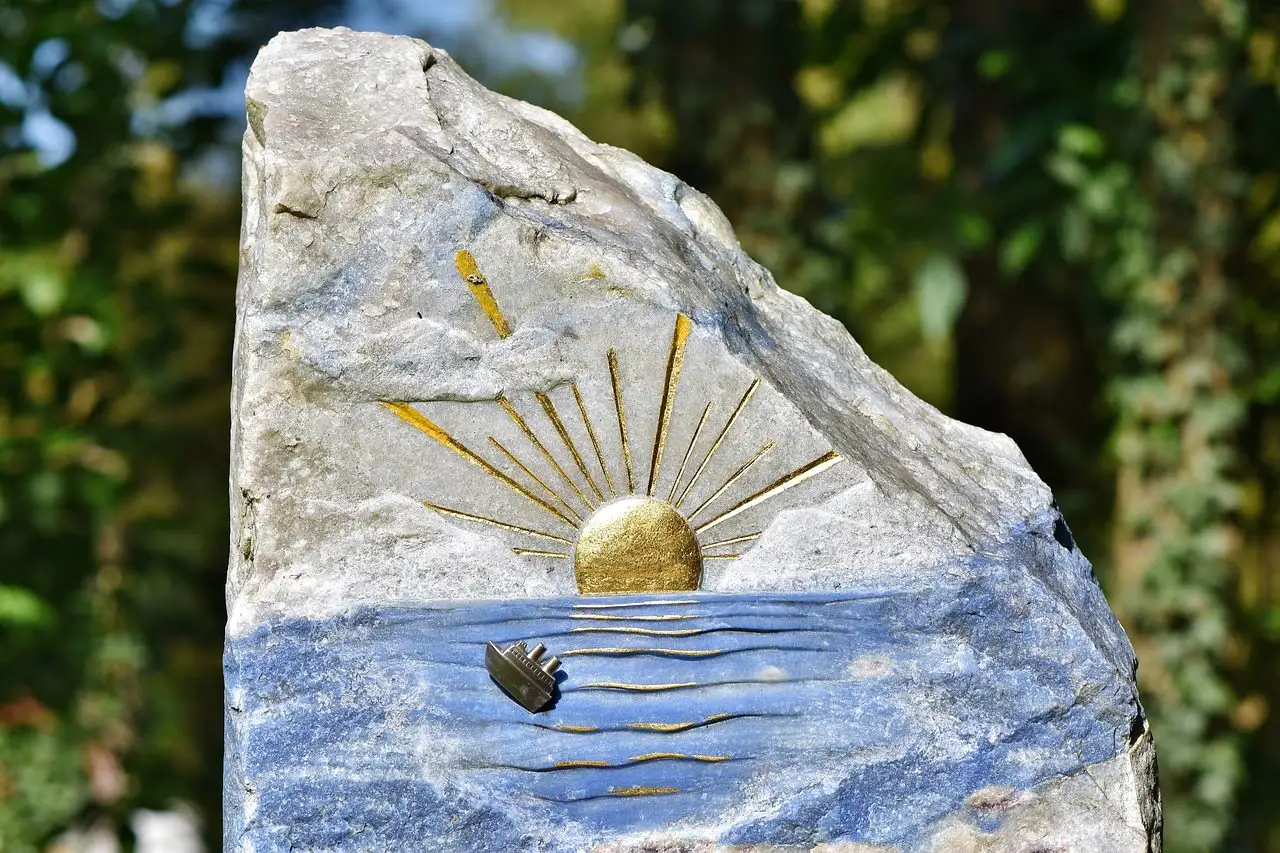 Güneş ve Deniz Desenle Antik Kaya Parçası