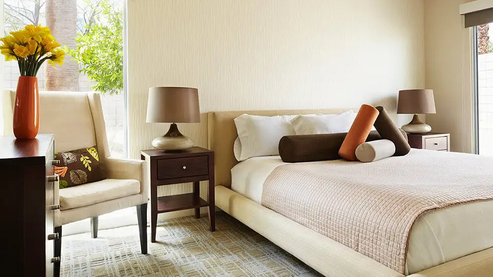 Kahve Tonları Ağırlıklı Otel Odası