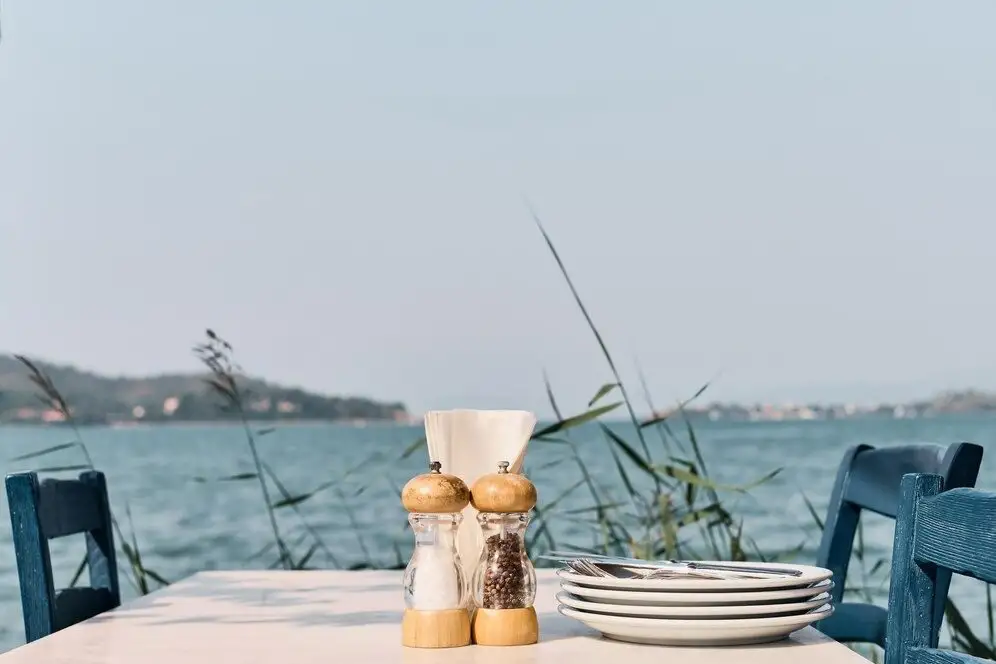 Deniz Manzaralı Restoran Masası