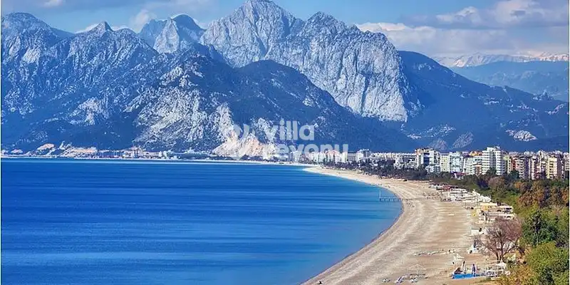 Laranın Masmavi Denizi ve Kum Plajının Tepeden Görünümü