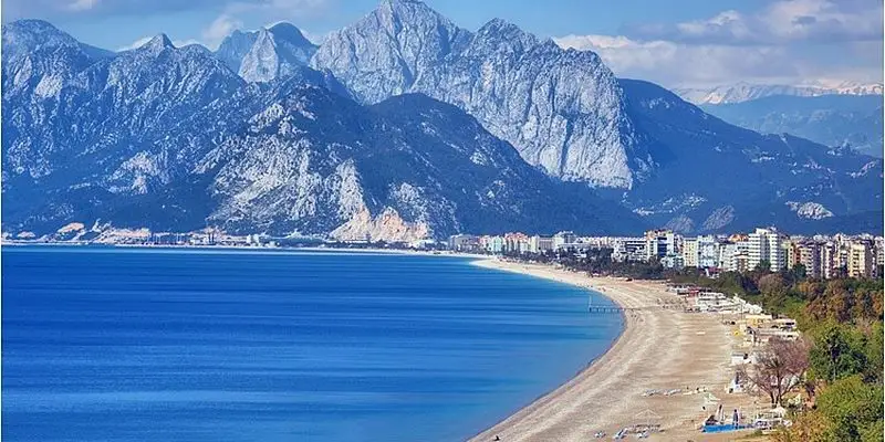 Laranın Masmavi Denizi ve Kum Plajının Tepeden Görünümü