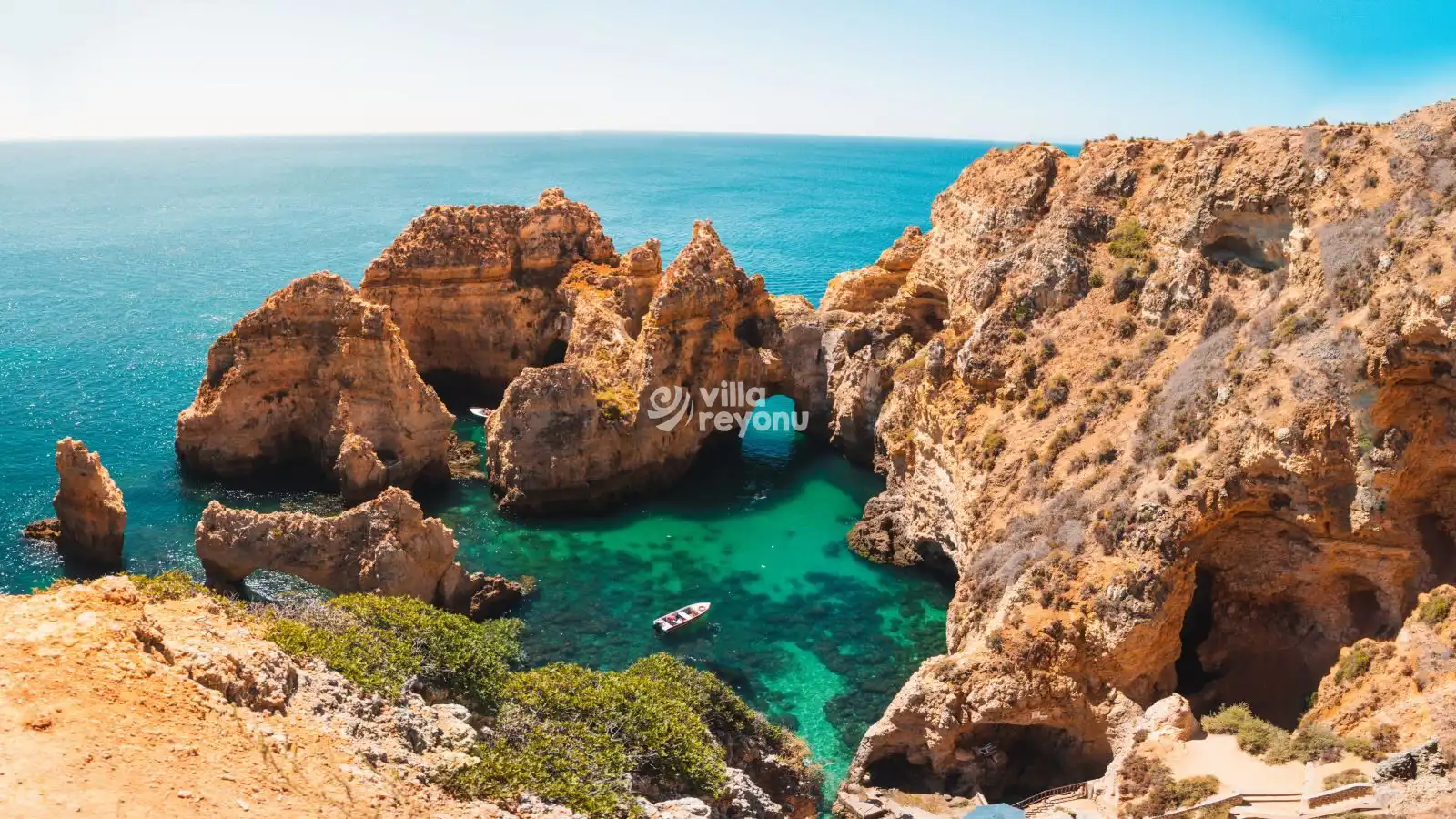 Kayalıklar Arasında Masmavi Koyun Tepeden Manzarası