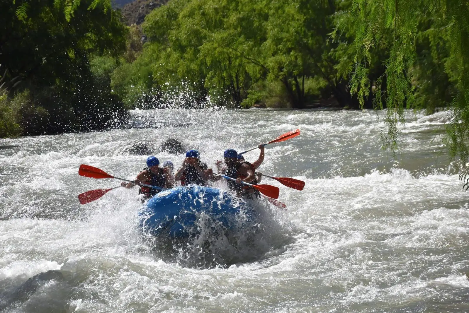 dalaman çayında rafting yapan insanlar