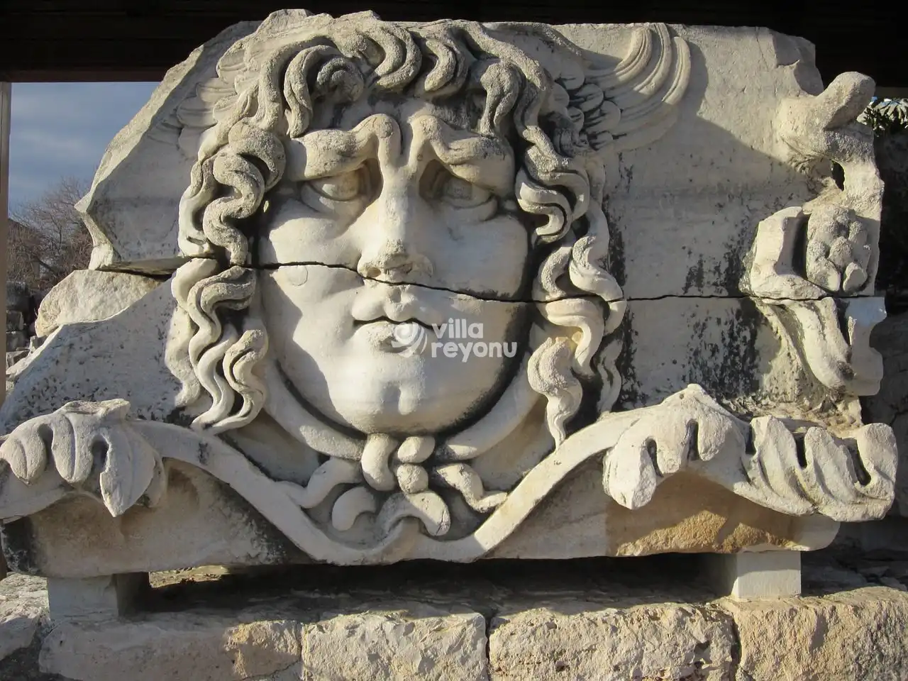 Taşa İşlenmiş İnsan Yüzü