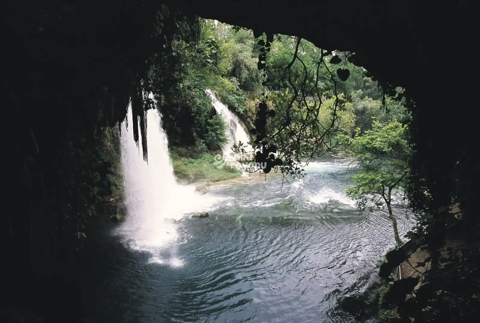 düden şelalesinin içinden bir fotoğraf