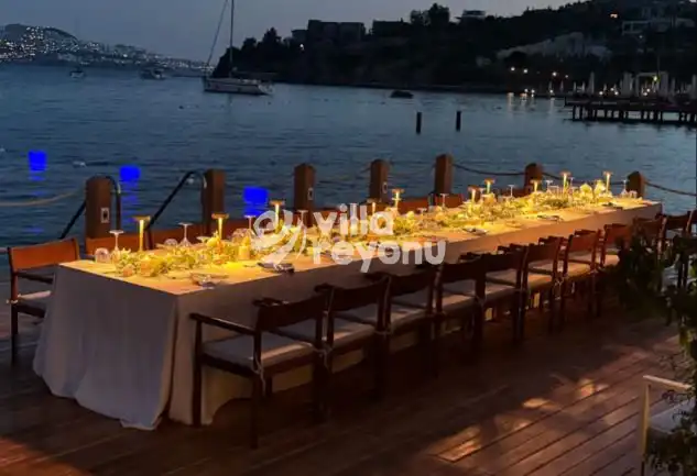 Deniz Kenarı Restoranda Akşam Yemeği Masası