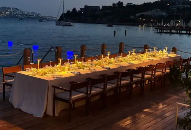 Deniz Kenarı Restoranda Akşam Yemeği Masası