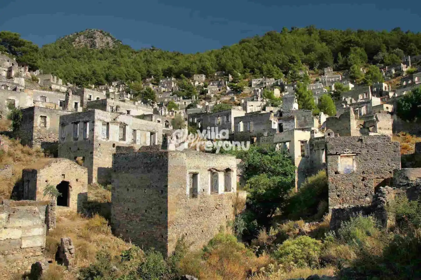 Tarihi rum evleri ve doğa ile bütünleşmeleri bir arada