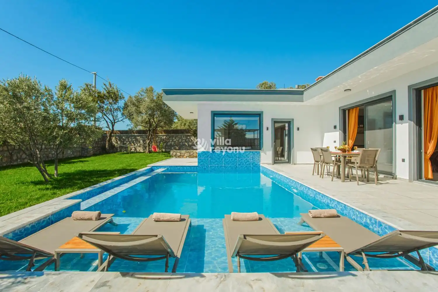 Yaz gününde özel havuz ve şezlongları