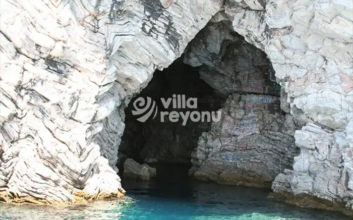 Fosforlu Mağaranın Girişi