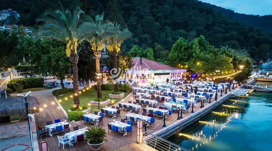 Akşam Işıklarıyla Sahil Restoranı