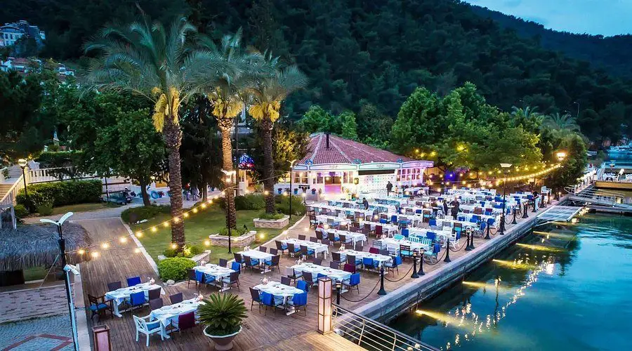 Akşam Işıklarıyla Sahil Restoranı