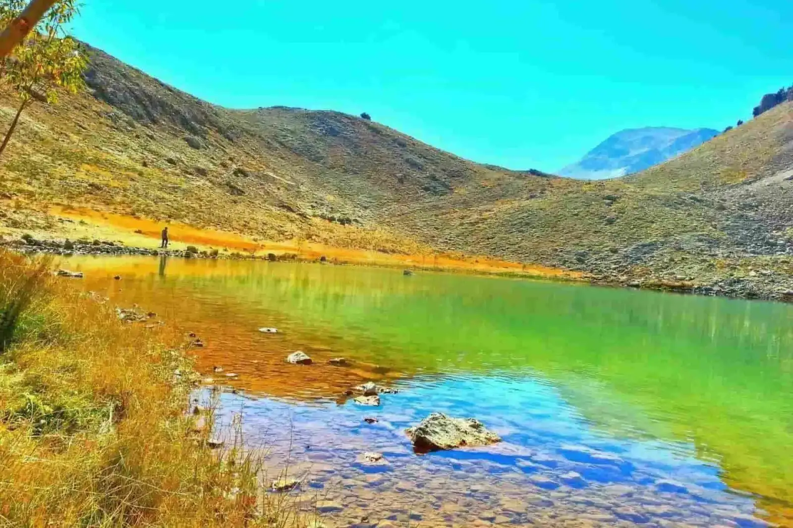 Gömbe yaylası ve dağlarla çevrili göl görüntüsü