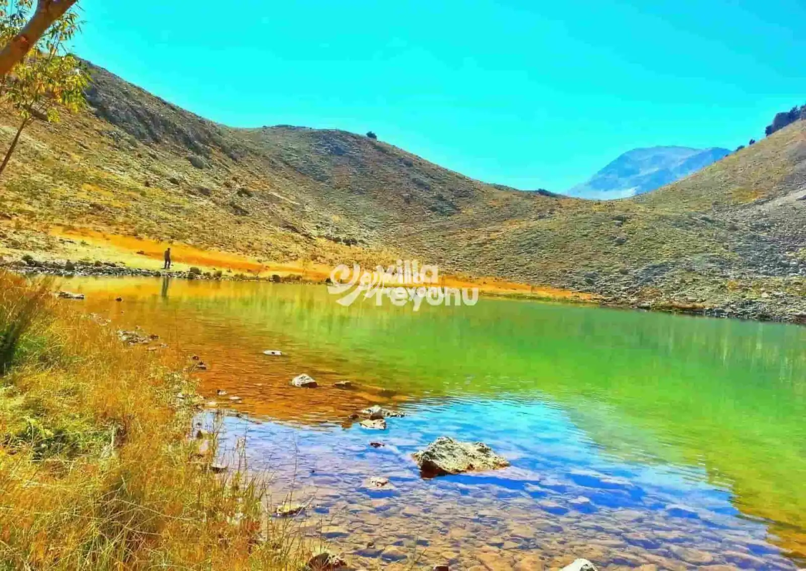 Gömbe yaylası ve dağlarla çevrili göl görüntüsü