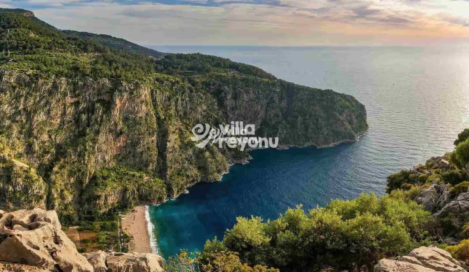 Yüksek dağların arasından görünen cennet gibi bir koy, kelebekler vadisi