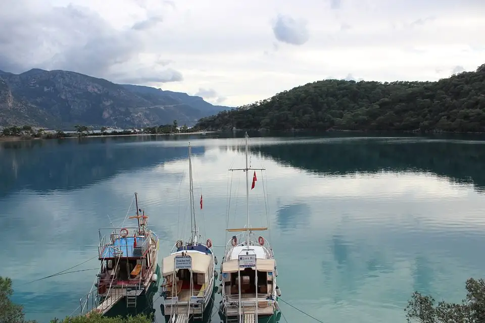 Deniz Kenarına Bağlı Üç Tekne