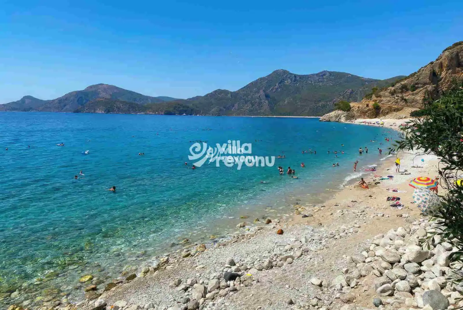 Sakin bir mavilik ve sahilin huzurlu kumları