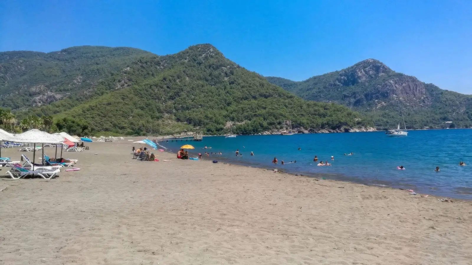 köyceğiz ekincik plajında güneşli bir gün