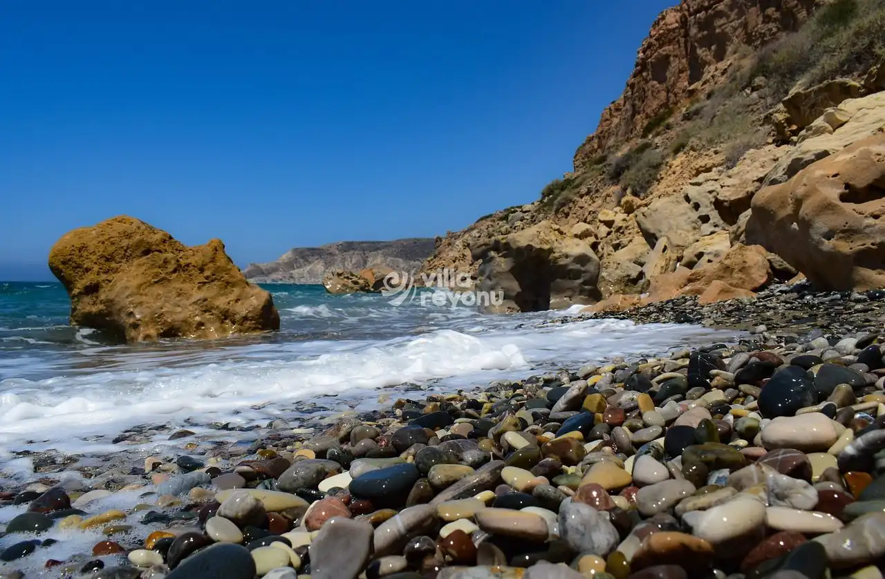 Renkli Taşlı Kayalık Plaj