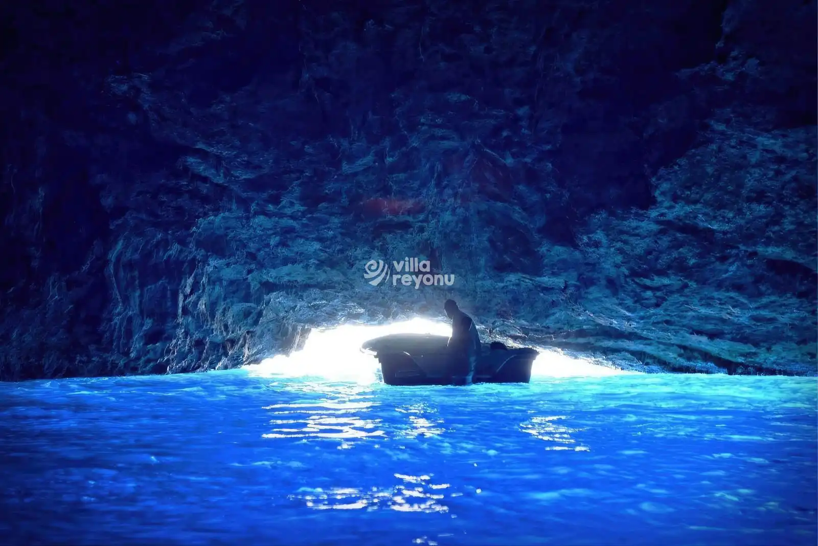 meis adası mavi mağarada bir tekne