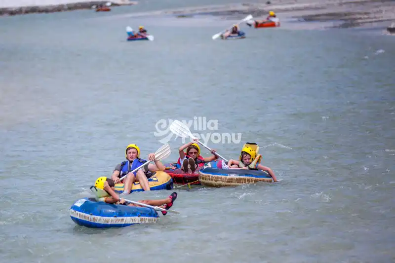 rafting yapan gençler