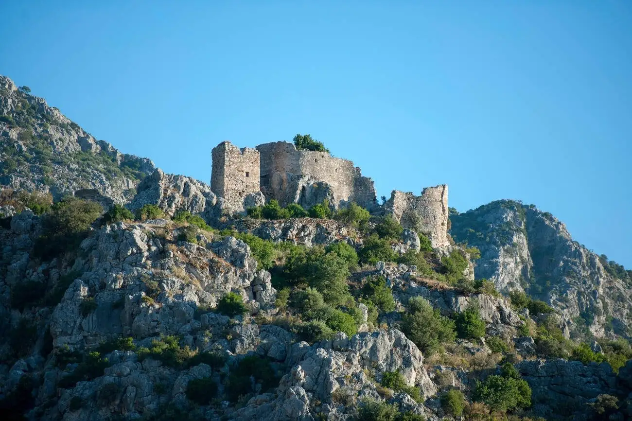 marmaris selimiye kalesinin uzaktan manzarası