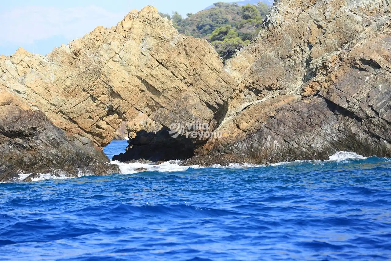 Kayalık ve Dalga Deniz Fethiye