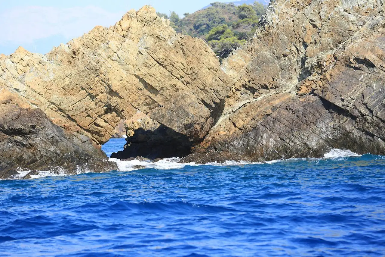 Kayalık ve Dalga Deniz Fethiye