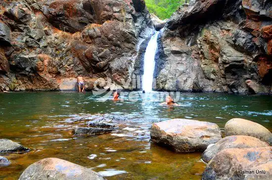 Toparlar Şelalesinde Yüzen İnsanlar