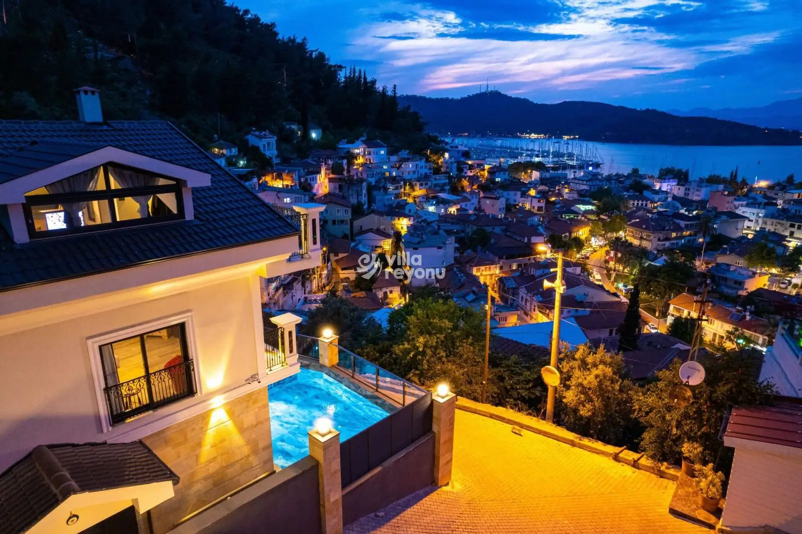 deniz manzaralı villa gece saatleri